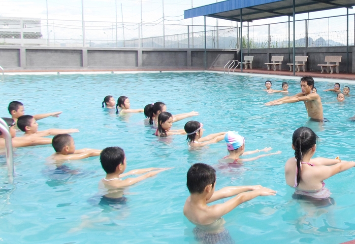 Kỹ năng sống còn giúp người không biết bơi tự cứu mình khỏi đuối nước