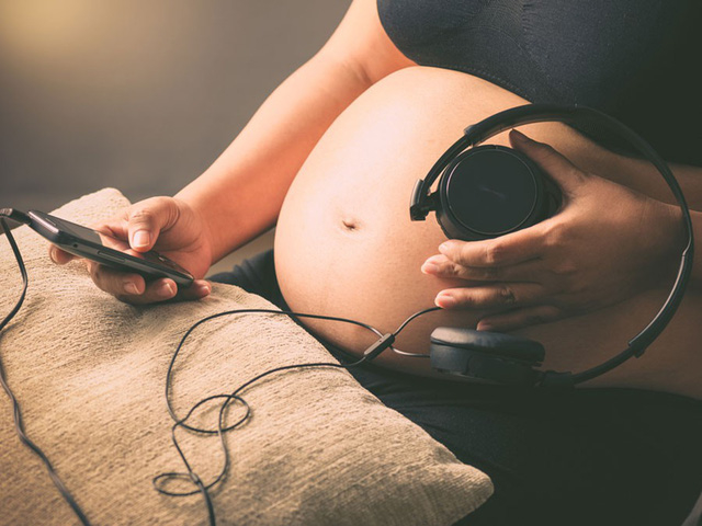 Nghe nhạc gì khi mang thai giúp con thông minh?