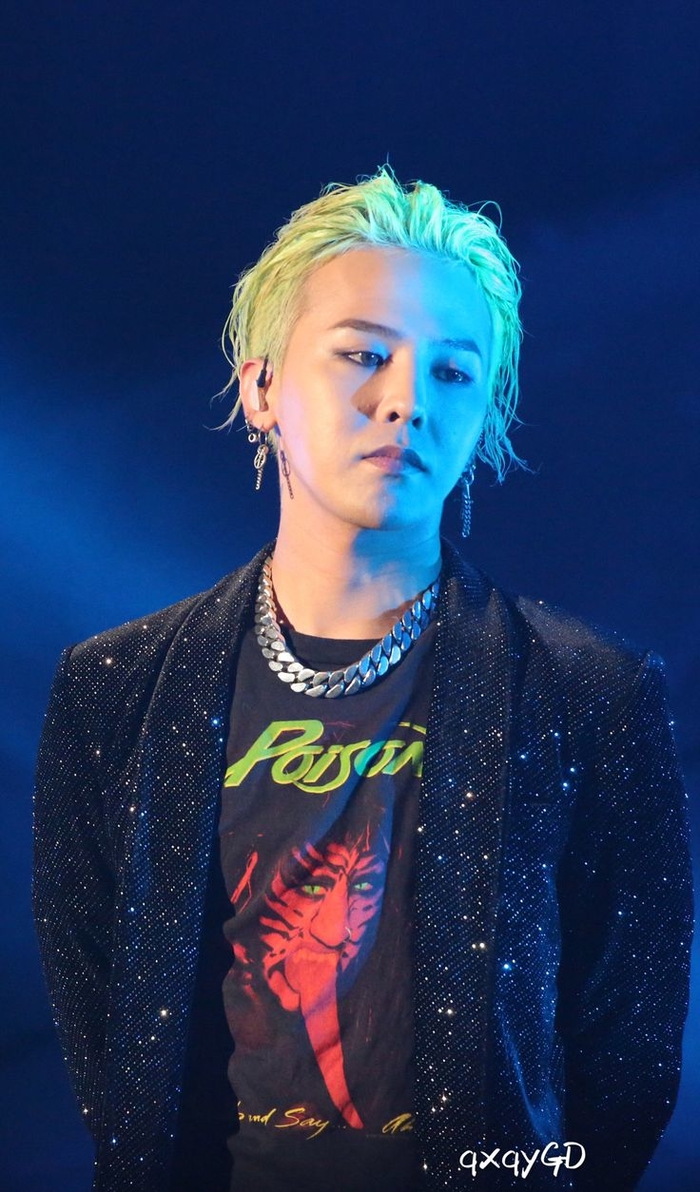 Những idol Hàn chỉ mặc nguyên cây đen thôi cũng đủ bùng nổ
