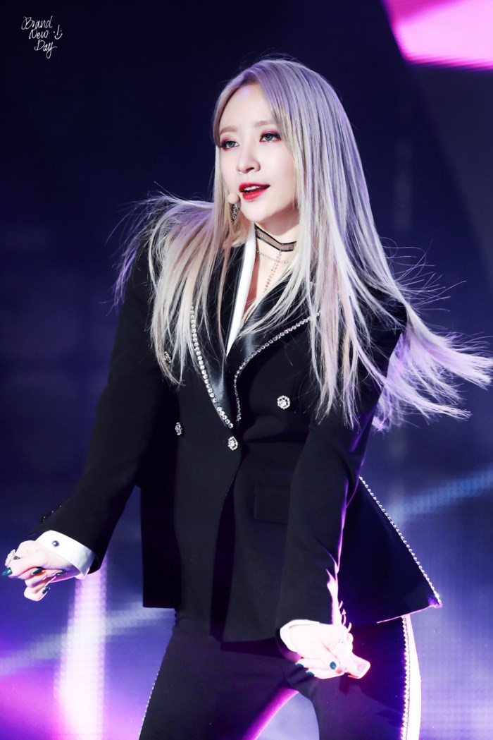Những idol Hàn chỉ mặc nguyên cây đen thôi cũng đủ bùng nổ