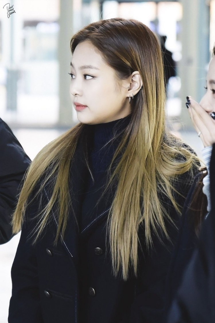 Những idol Hàn chỉ mặc nguyên cây đen thôi cũng đủ bùng nổ
