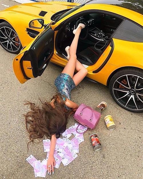 ‘Ngã sấp mặt’ khoe của đang là hot trend khiến sao Việt rần rần