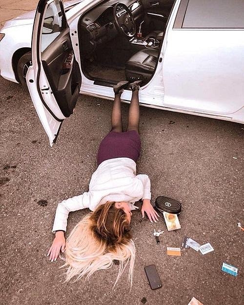 ‘Ngã sấp mặt’ khoe của đang là hot trend khiến sao Việt rần rần