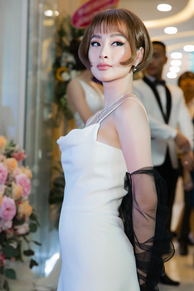 Diện mạo khác lạ của Angela Phương Trinh sau chuỗi ngày khoe vòng 3