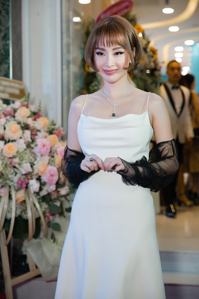 Diện mạo khác lạ của Angela Phương Trinh sau chuỗi ngày khoe vòng 3