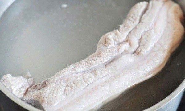 Cách làm thịt heo quay giòn da bằng chảo
