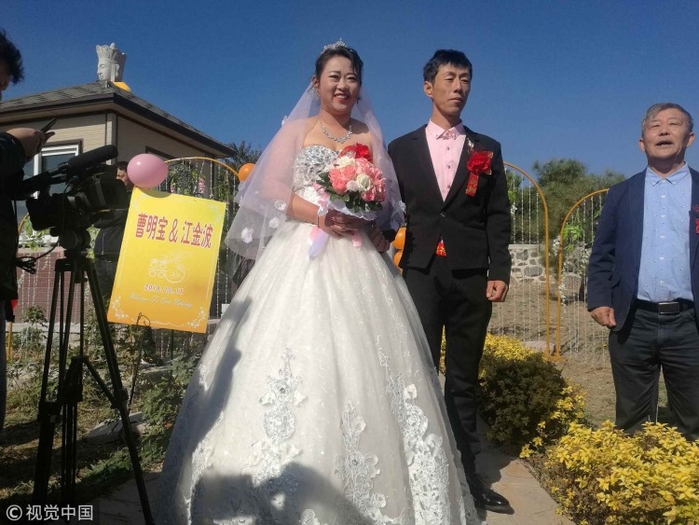 Cặp đôi tổ chức đám cưới ở nghĩa trang gây sốc