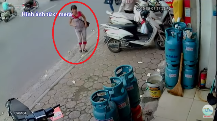 Chỉ vì một phút bất cẩn, người phụ nữ đã bị móc cốp mất tài sản