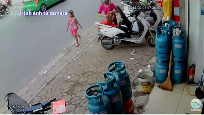 Chỉ vì một phút bất cẩn, người phụ nữ đã bị móc cốp mất tài sản