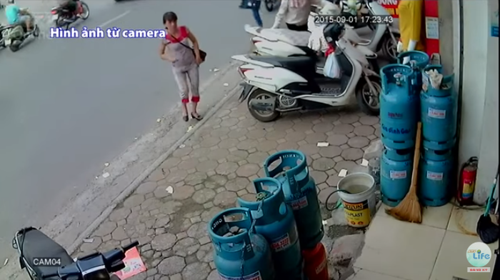 Chỉ vì một phút bất cẩn, người phụ nữ đã bị móc cốp mất tài sản