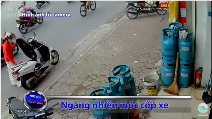 Chỉ vì một phút bất cẩn, người phụ nữ đã bị móc cốp mất tài sản