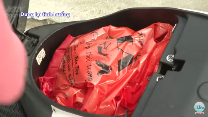 Chỉ vì một phút bất cẩn, người phụ nữ đã bị móc cốp mất tài sản