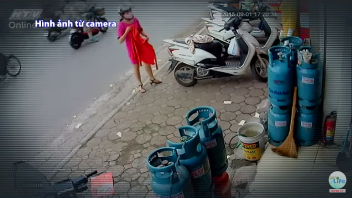Chỉ vì một phút bất cẩn, người phụ nữ đã bị móc cốp mất tài sản
