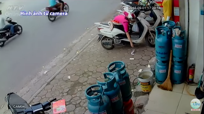 Chỉ vì một phút bất cẩn, người phụ nữ đã bị móc cốp mất tài sản