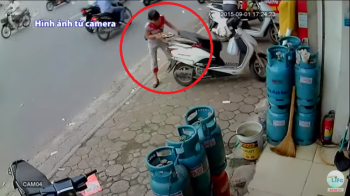 Chỉ vì một phút bất cẩn, người phụ nữ đã bị móc cốp mất tài sản