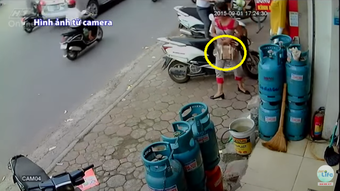 Chỉ vì một phút bất cẩn, người phụ nữ đã bị móc cốp mất tài sản