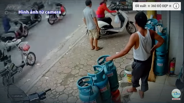Chỉ vì một phút bất cẩn, người phụ nữ đã bị móc cốp mất tài sản