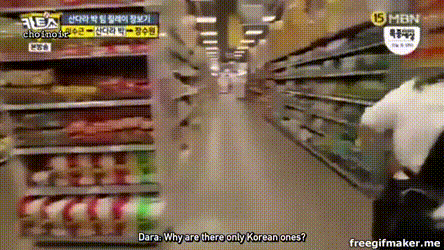 Dara (2NE1) vất vả toát mồ hôi tại siêu thị Việt Nam để tìm mua mì gói