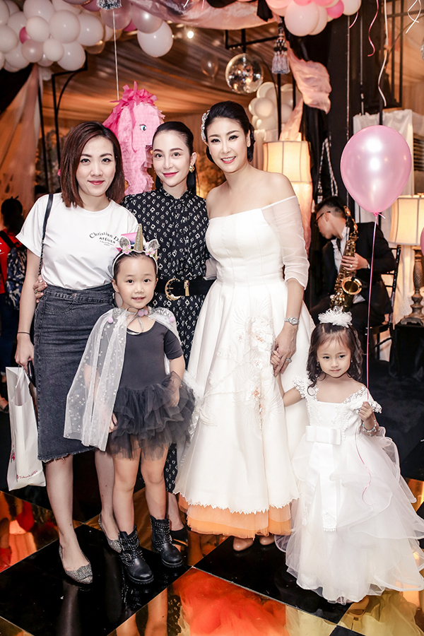 Đông đảo sao Việt dự tiệc sinh nhật tiểu công chúa nhà Hà Kiều Anh