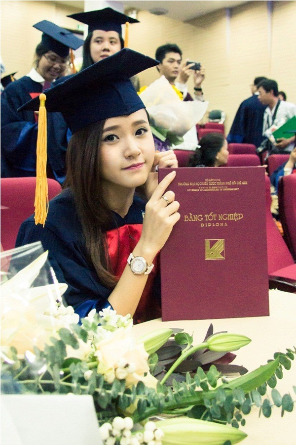 Mặc cho thần thái ngút trời, thời sinh viên sao Việt cũng ngố tàu
