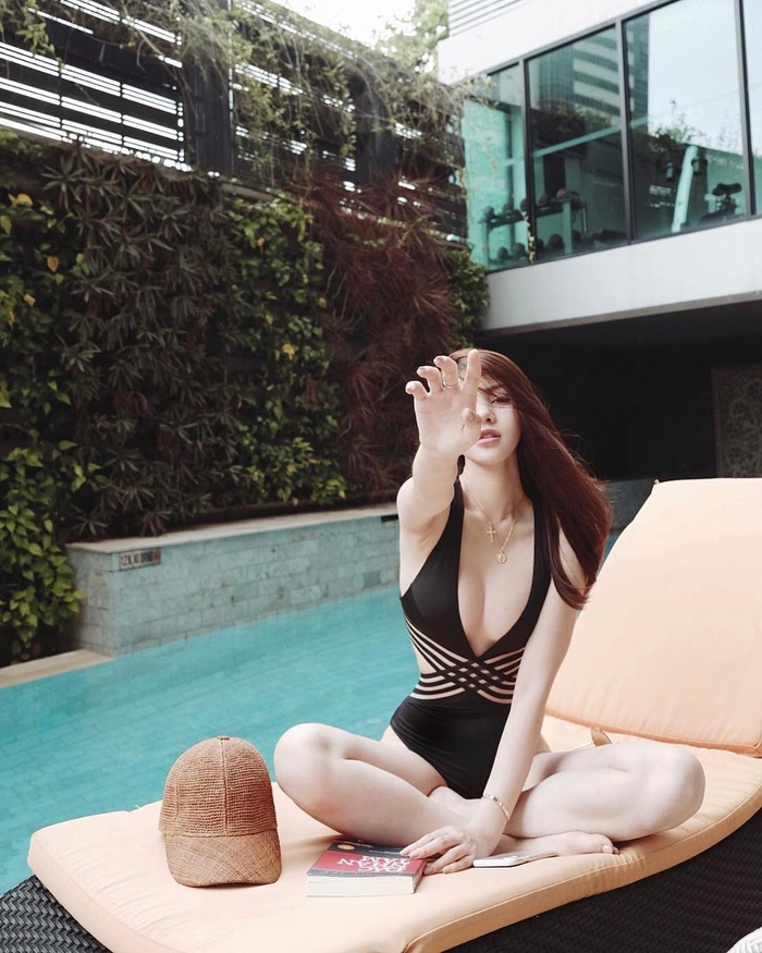 Tiểu thư nhà giàu Việt đọ dáng nóng bỏng với bikini