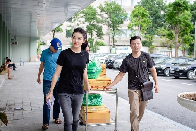 Trang phục đi từ thiện của mỹ nhân Việt