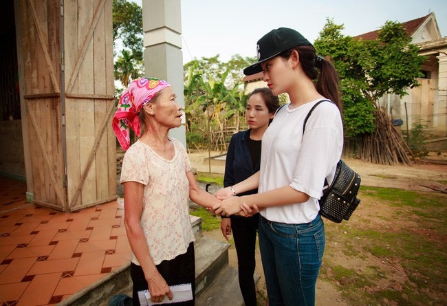 Trang phục đi từ thiện của mỹ nhân Việt