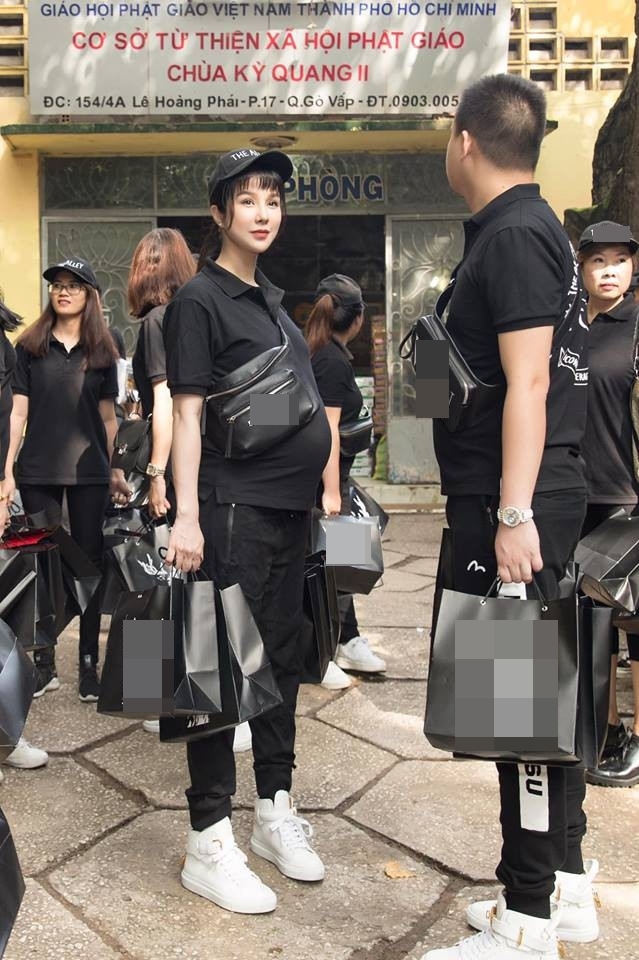 Trang phục đi từ thiện của mỹ nhân Việt