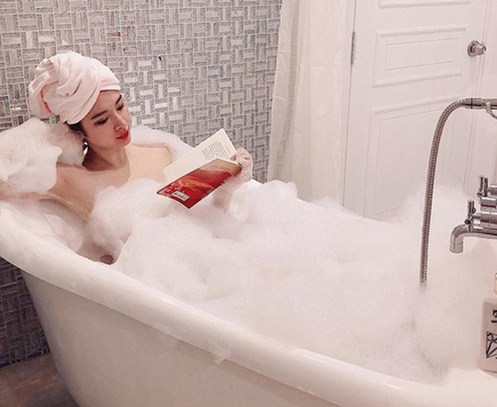 Sao Việt gợi cảm phơi thân trong bồn tắm đọ vẻ sexy