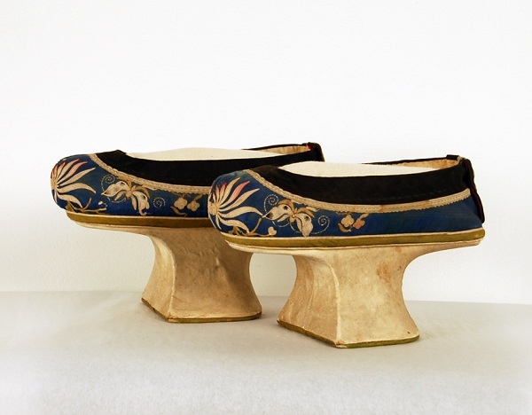 Điều gì ẩn chứa đằng sau những đôi giày của thời Hoàn Châu cách cách?