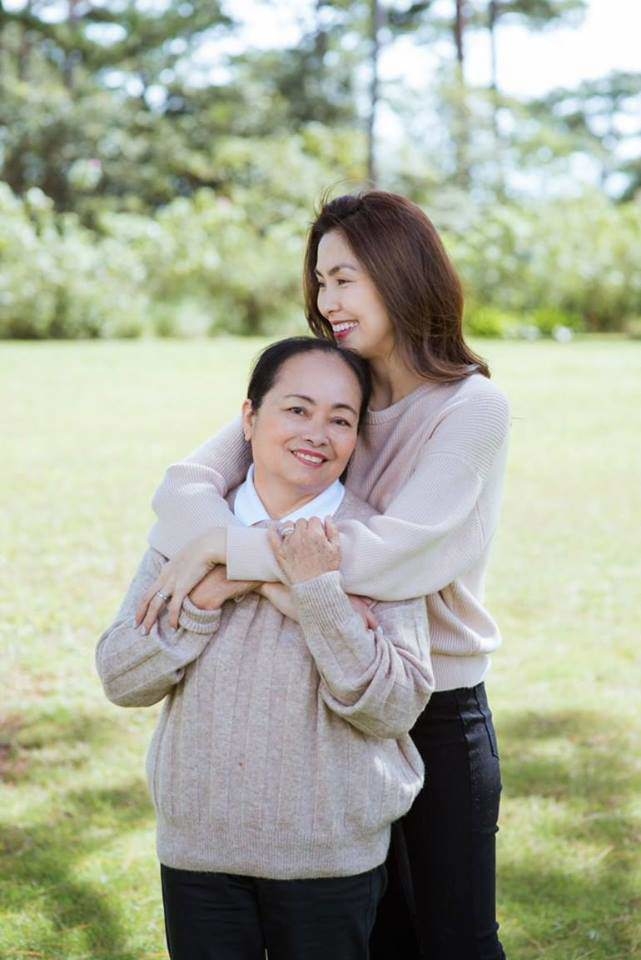 Hội mỹ nhân Việt cứ đăng ảnh thời trang cùng mẹ là được khen hết lời!