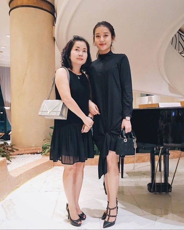 Hội mỹ nhân Việt cứ đăng ảnh thời trang cùng mẹ là được khen hết lời!