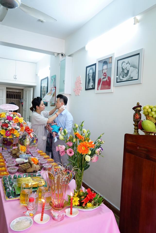 Lê Khánh hạnh phúc bên quý tử đầu lòng trong ngày đầy tháng