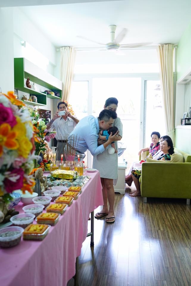 Lê Khánh hạnh phúc bên quý tử đầu lòng trong ngày đầy tháng