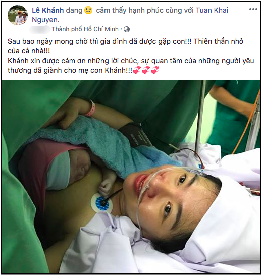 Lê Khánh hạnh phúc bên quý tử đầu lòng trong ngày đầy tháng
