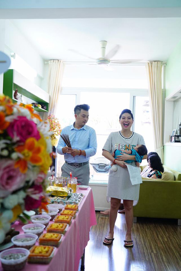Lê Khánh hạnh phúc bên quý tử đầu lòng trong ngày đầy tháng