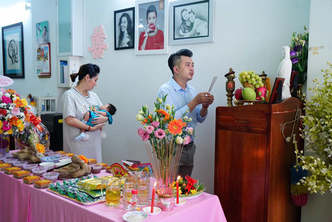 Lê Khánh hạnh phúc bên quý tử đầu lòng trong ngày đầy tháng