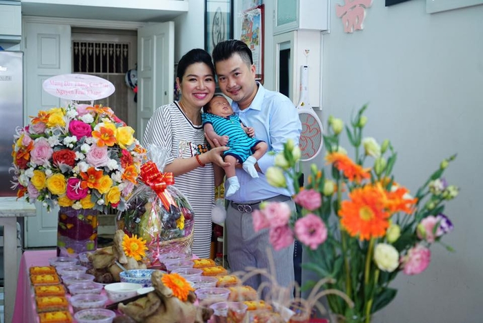 Lê Khánh hạnh phúc bên quý tử đầu lòng trong ngày đầy tháng