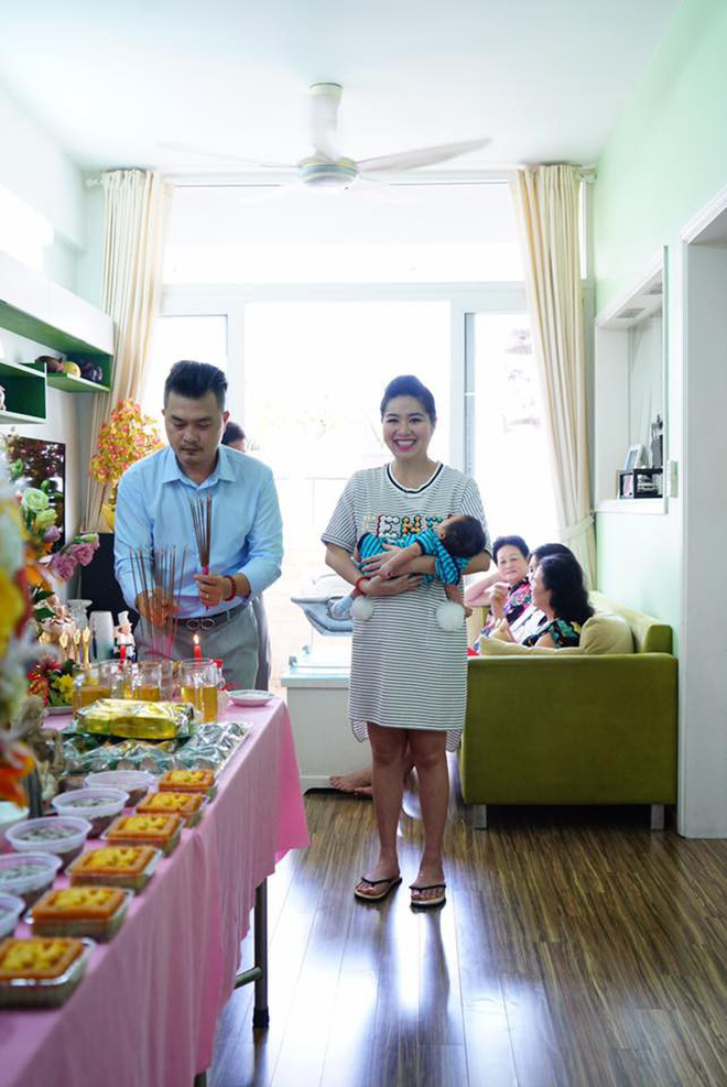 Lê Khánh hạnh phúc bên quý tử đầu lòng trong ngày đầy tháng