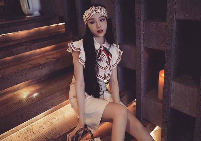 Một chiếc váy hai số phận: người được khen, kẻ bị chê tơi bời