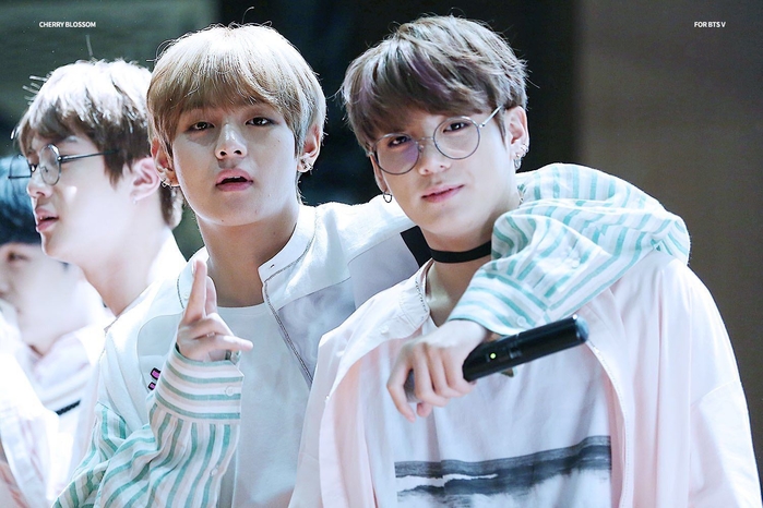 Những nam thần, mỹ nữ Kpop đẹp đôi khi đứng cạnh bất kỳ ai