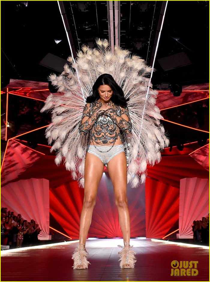 Victoria's Secret Show 2018: Áo ngực triệu đô mờ nhạt