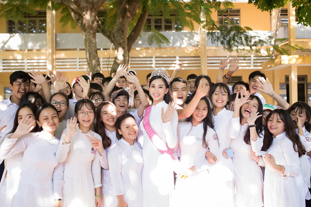 Khoảnh khắc các hoa hậu Việt về thăm trường cũ