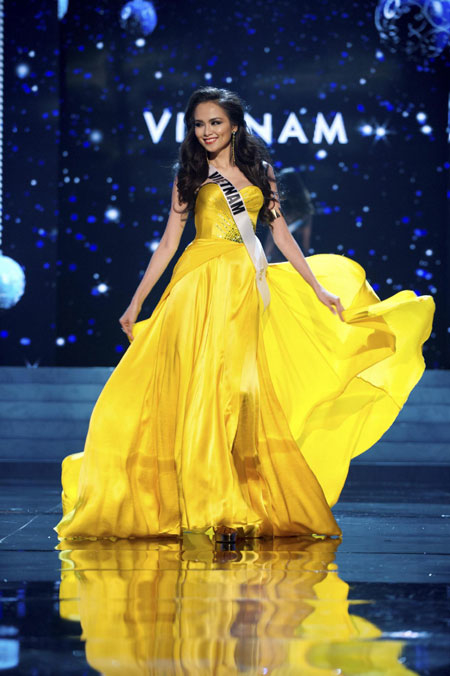 9 tuyệt tác đầm dạ hội của các hoa hậu Việt ở Miss Universe