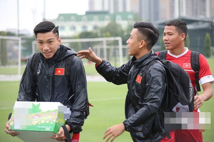 Trước chung kết, dàn cầu thủ Việt rủ nhau xuống tóc hàng loạt