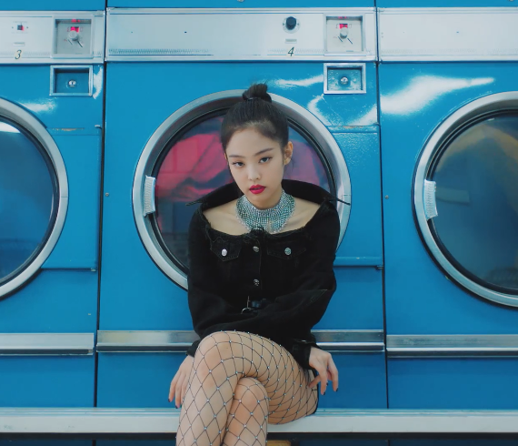 4 idol Hàn gây bàn tán nhất 2018 vì chưng diện hở hang, lập dị