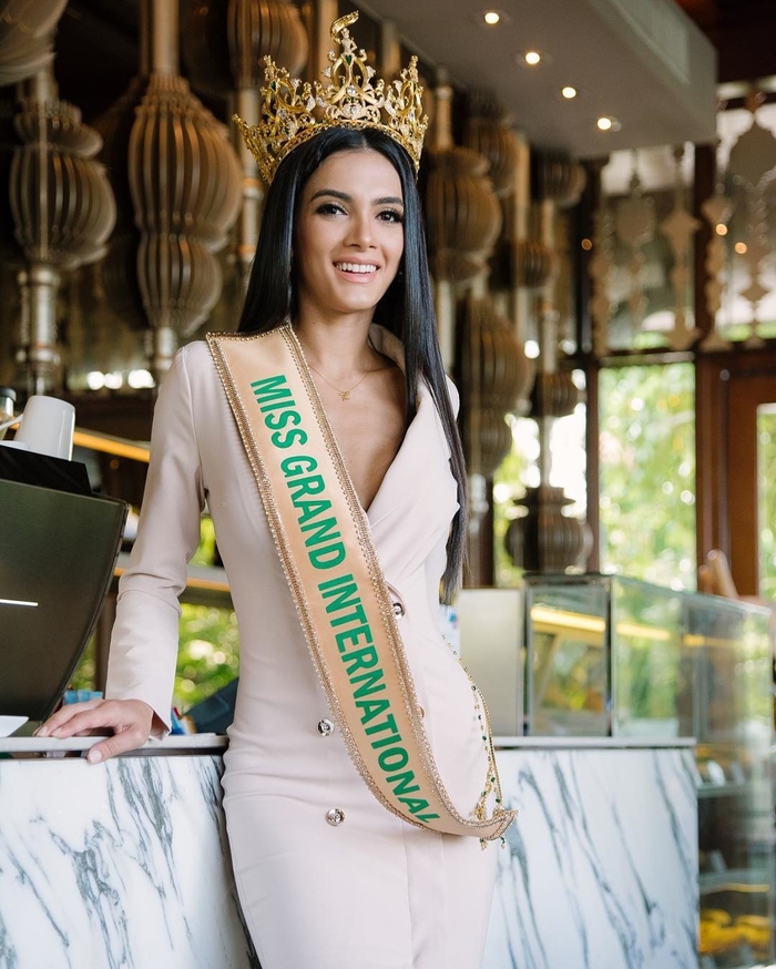 Đọ vẻ nóng bỏng của 6 nữ hoàng sắc đẹp đăng quang năm 2018