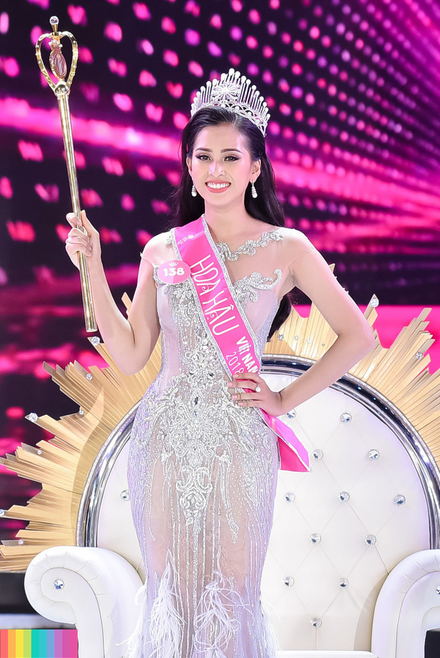 Chuyen vay ao khi tham gia cuoc thi sac dep: Ngươi mac vay cu, nguoi chuan bi ky cong