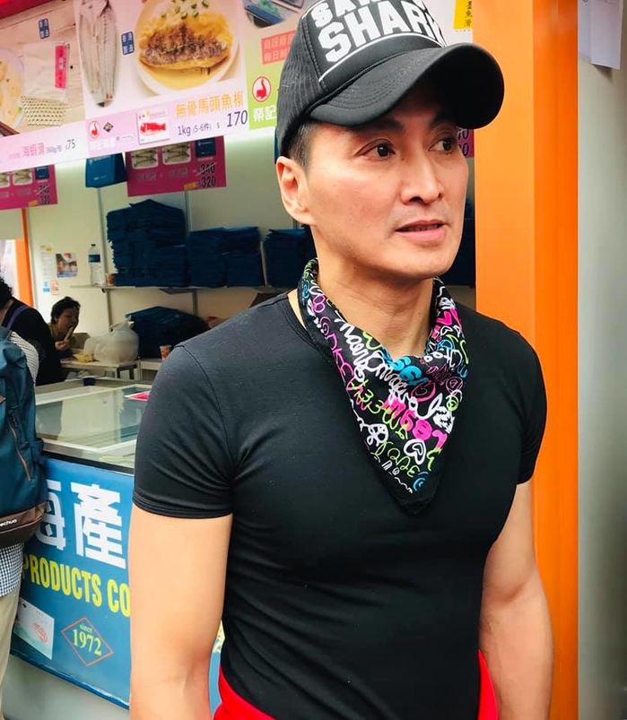 Triển Chiêu Hà Gia Kính khiến chị em lóa mắt với body săn chắc