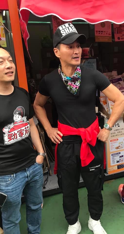 Triển Chiêu Hà Gia Kính khiến chị em lóa mắt với body săn chắc
